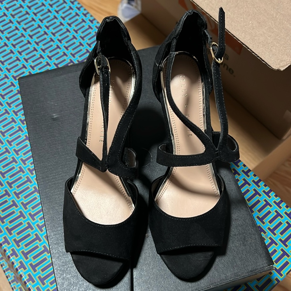 Kelly & Katie peep toe pump